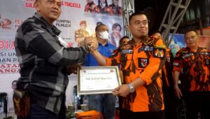 Andi Sunrah Djaya menerima piagam penghargaan