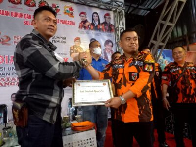 Andi Sunrah Djaya menerima piagam penghargaan