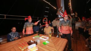Danny Pomanto jamu tamu mancanegara di atas kapal Pinisi