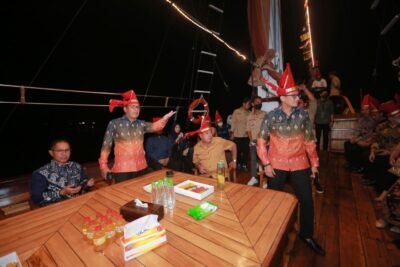 Danny Pomanto jamu tamu mancanegara di atas kapal Pinisi
