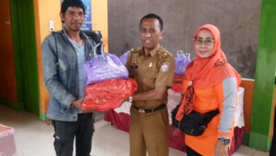 Lurah Karunrung bersama Ketua RW3 berikan sembako kepada satgas kebersihan