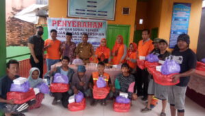 Foto bersama satgas ketua RTRW beserta Lurah Karunrung