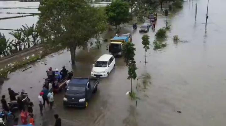 Banjir merendam beberapa daerah di Kabupaten Sidrap. (Foto: Satry/SimpulRakyat.co.id).