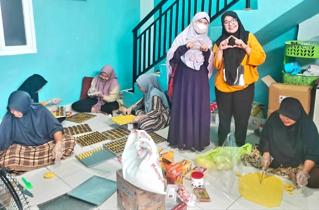 Pendamping MUI Tallao dari BPJPH tinjau usaha kue kering La'Cake Makassar. (Foto: )