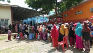 Antusias Warga di Kecamatan Manggala antri sembako murah (foto:Ilho)