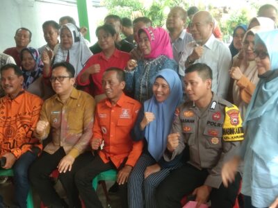 Camat Rappocini foto bersama perangkat kelurahan Karunrung (Foto: Ilho