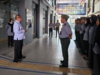 Karutan Makassar memberikan arahan kepada jajaran dalam apel pagi (Foto: Int)